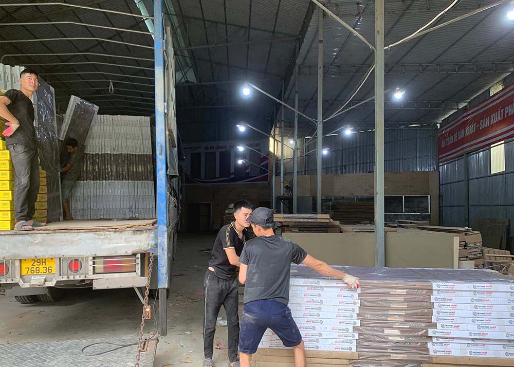 Vận chuyển 200 bộ cửa gỗ chống cháy