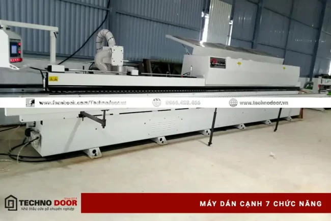 Máy dán cạnh 7 chức năng có thể tự động cắt và căng cạnh laminate hoặc cạnh gỗ theo kích thước và hình dạng của bề mặt cửa một cách chính xác và đồng đều.