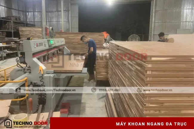 Máy khoan ngang đa trục được thiết kế để khoan lỗ chính xác trên các bộ phận cửa, bao gồm các lỗ cho bản lề, khóa cửa, các điểm gắn kính, hoặc các điểm gắn phụ kiện khác.